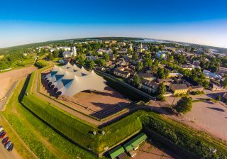 Ilmakuva Hamina Bastionin telttakatoksesta kesällä.