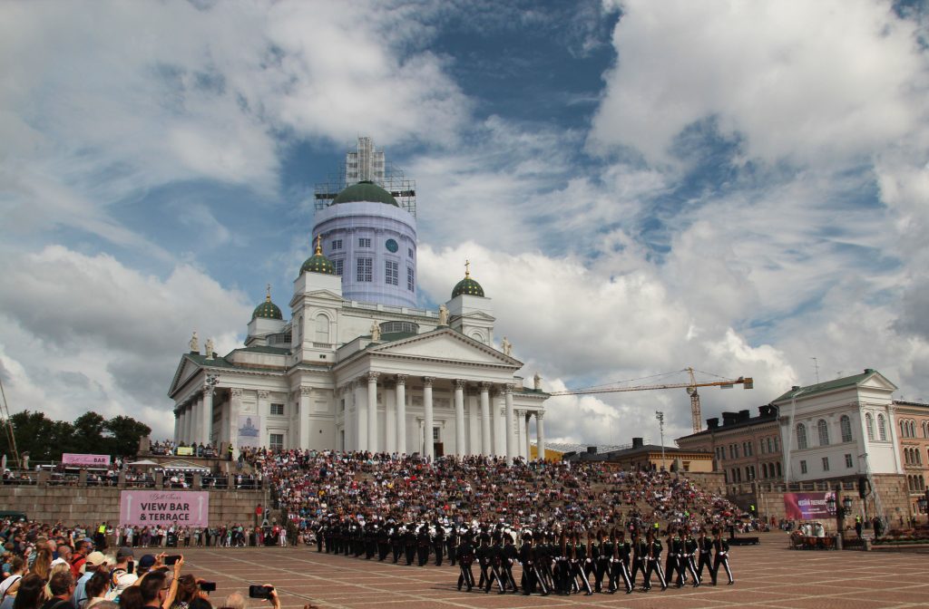 Iso ihmisjoukko Helsingin Senaatintorilla. 